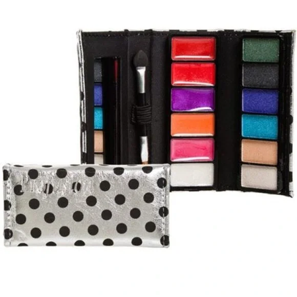 2 Spotlight Eyeshadows & Lipgloss Set NWT - Picture 3 of 13